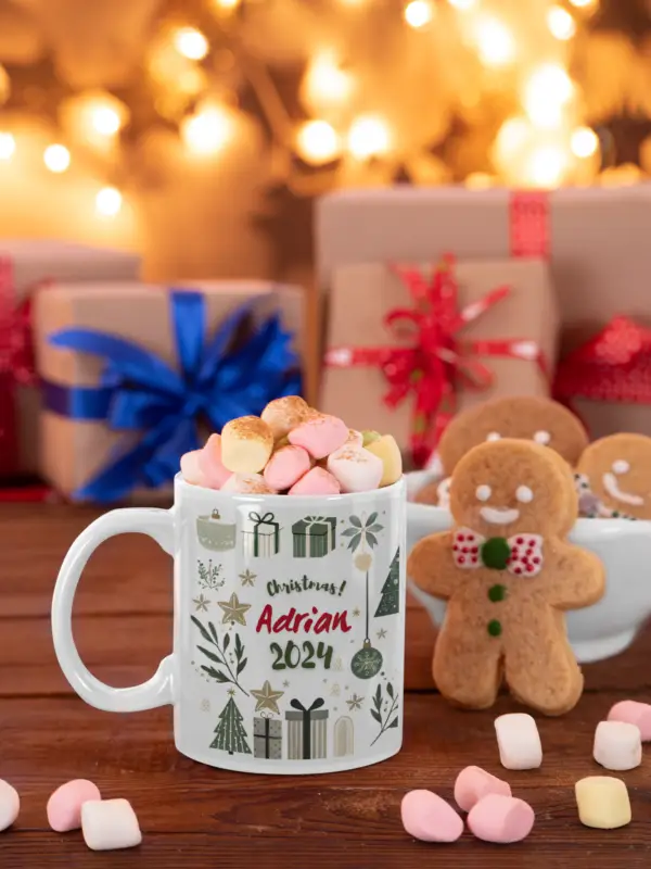 Taza Personalizable de Navidad "Christmas 2024" - Diseño Navideño con Árboles y Regalos - Imagen 3