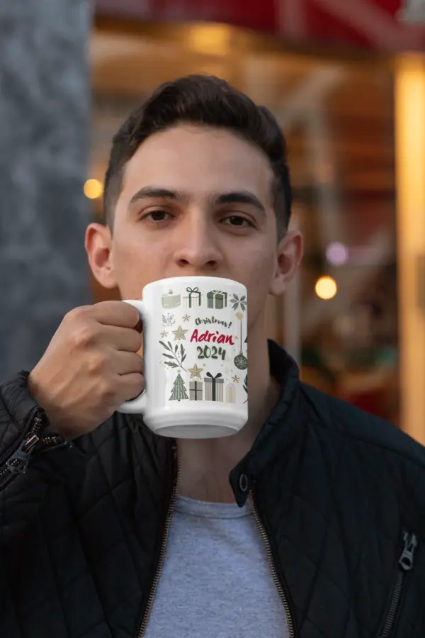 Taza Personalizable de Navidad "Christmas 2024" - Diseño Navideño con Árboles y Regalos - Imagen 2