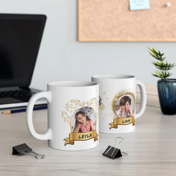 Taza navideña personalizada con detalles dorados y espacio para dos fotos.