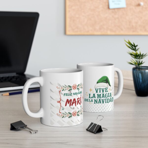 Taza de Navidad personalizada con nombre y diseño festivo, perfecta como regalo o decoración navideña