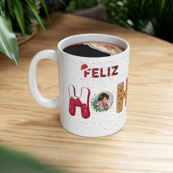 Taza personalizada HO HO HO con diseño navideño y fotos familiares - vista frontal.