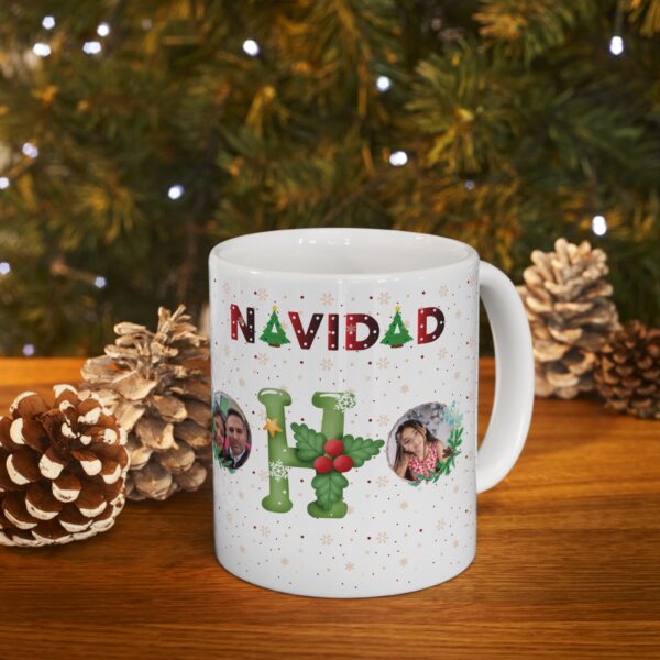 Detalle de la taza personalizada HO HO HO con decoración navideña y foto.