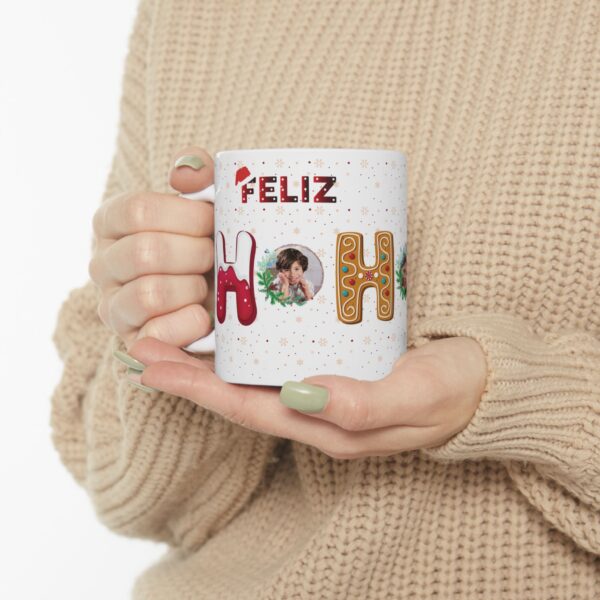 Detalle de la taza personalizada HO HO HO con decoración navideña y foto.