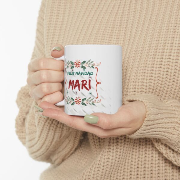 Taza de Navidad personalizada con nombre y diseño festivo, perfecta como regalo o decoración navideña