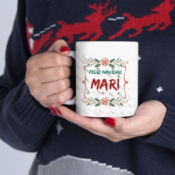Taza de Navidad personalizada con nombre y diseño festivo, perfecta como regalo o decoración navideña