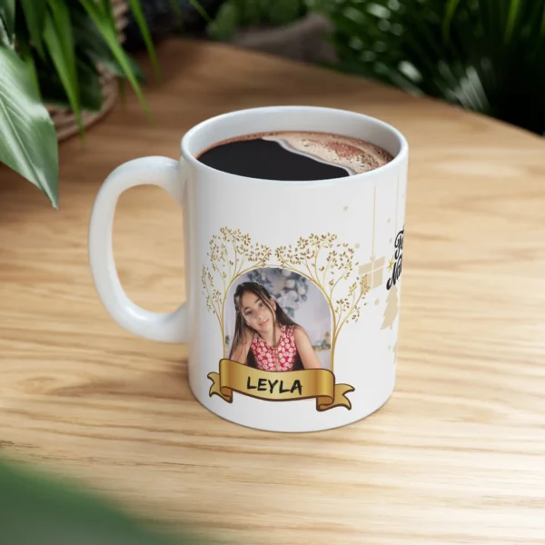 Taza de Navidad personalizada con fotos y nombres, diseño dorado elegante y festivo.