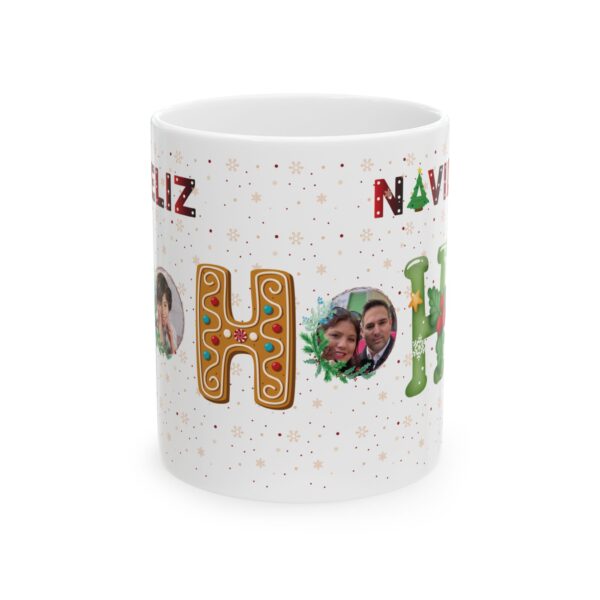 Detalle de la taza personalizada HO HO HO con decoración navideña y foto.