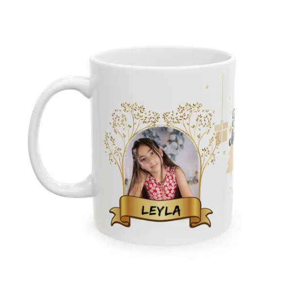 Taza navideña personalizada con detalles dorados y espacio para dos fotos.