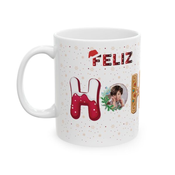 Detalle de la taza personalizada HO HO HO con decoración navideña y foto.