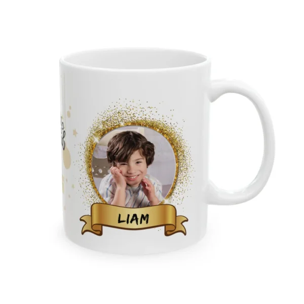 Taza navideña personalizada con detalles dorados y espacio para dos fotos.