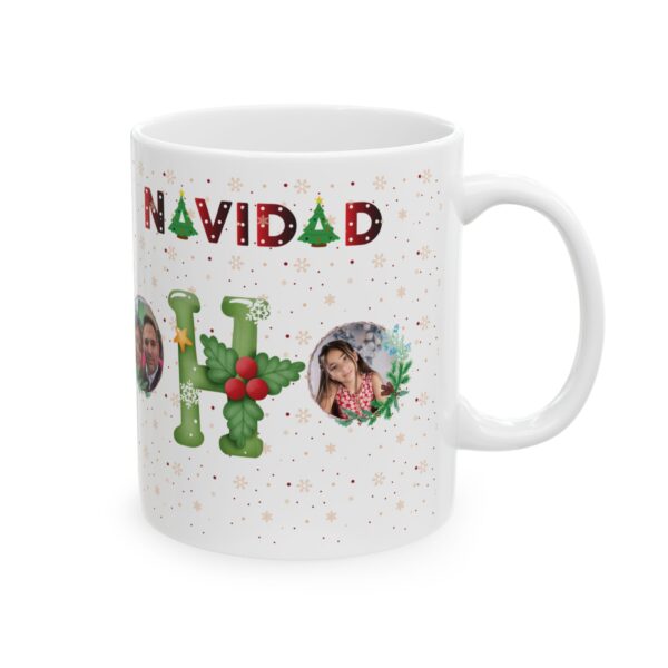 Detalle de la taza personalizada HO HO HO con decoración navideña y foto.