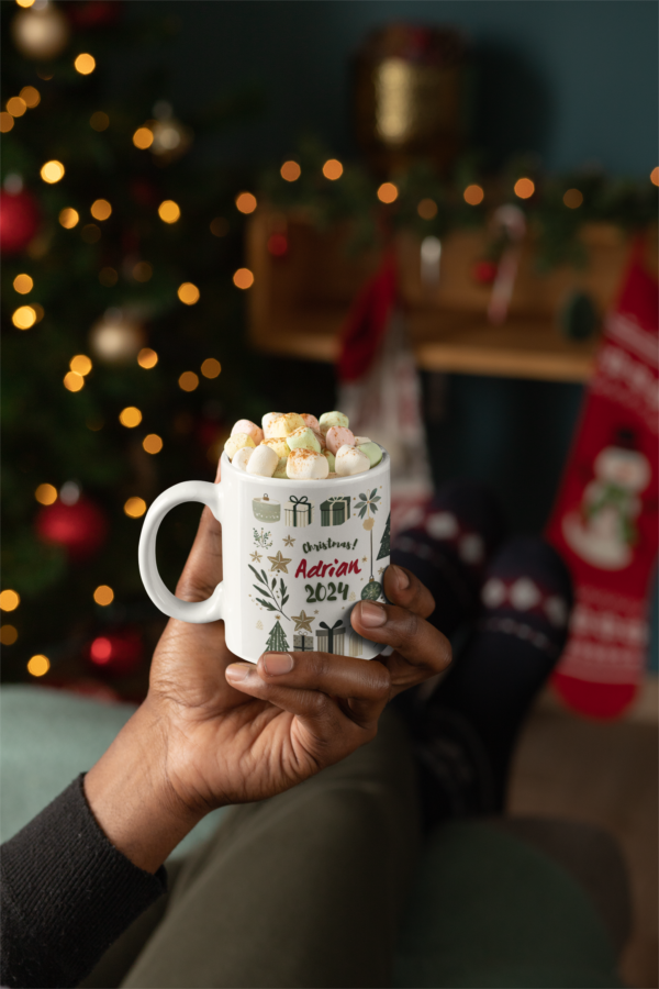 Taza Personalizable de Navidad "Christmas 2024" - Diseño Navideño con Árboles y Regalos - Imagen 4